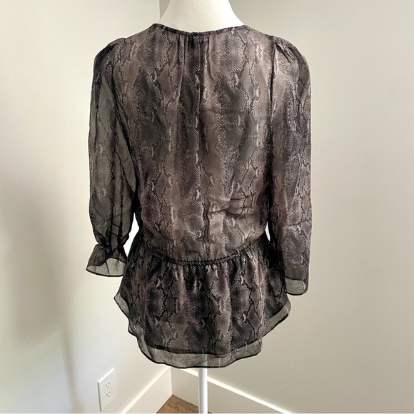 Aritzia Babaton Reptile Print 100% Silk Blouse Y2K Babydoll Size Medium - Picture 2 of 8